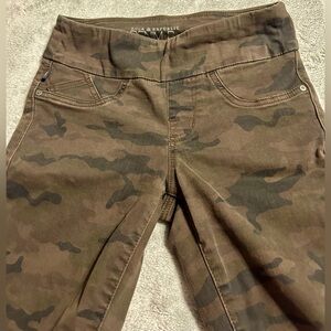 Rock & Republic Camo Denim Rx Fever Pull On Jeans, Size 6